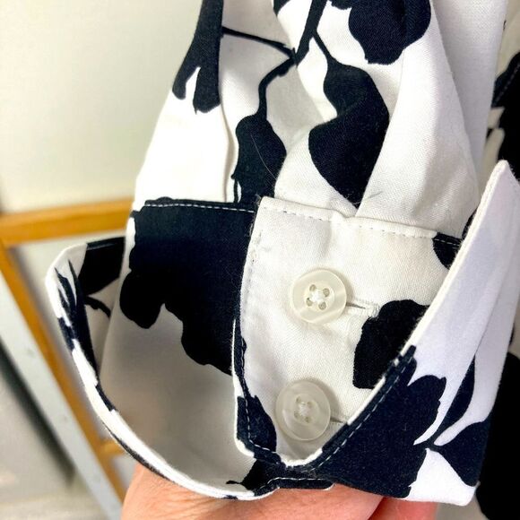 Chicos Dramatic No Iron chic stretch black roses white background shirt oversize - Picture 3 of 8